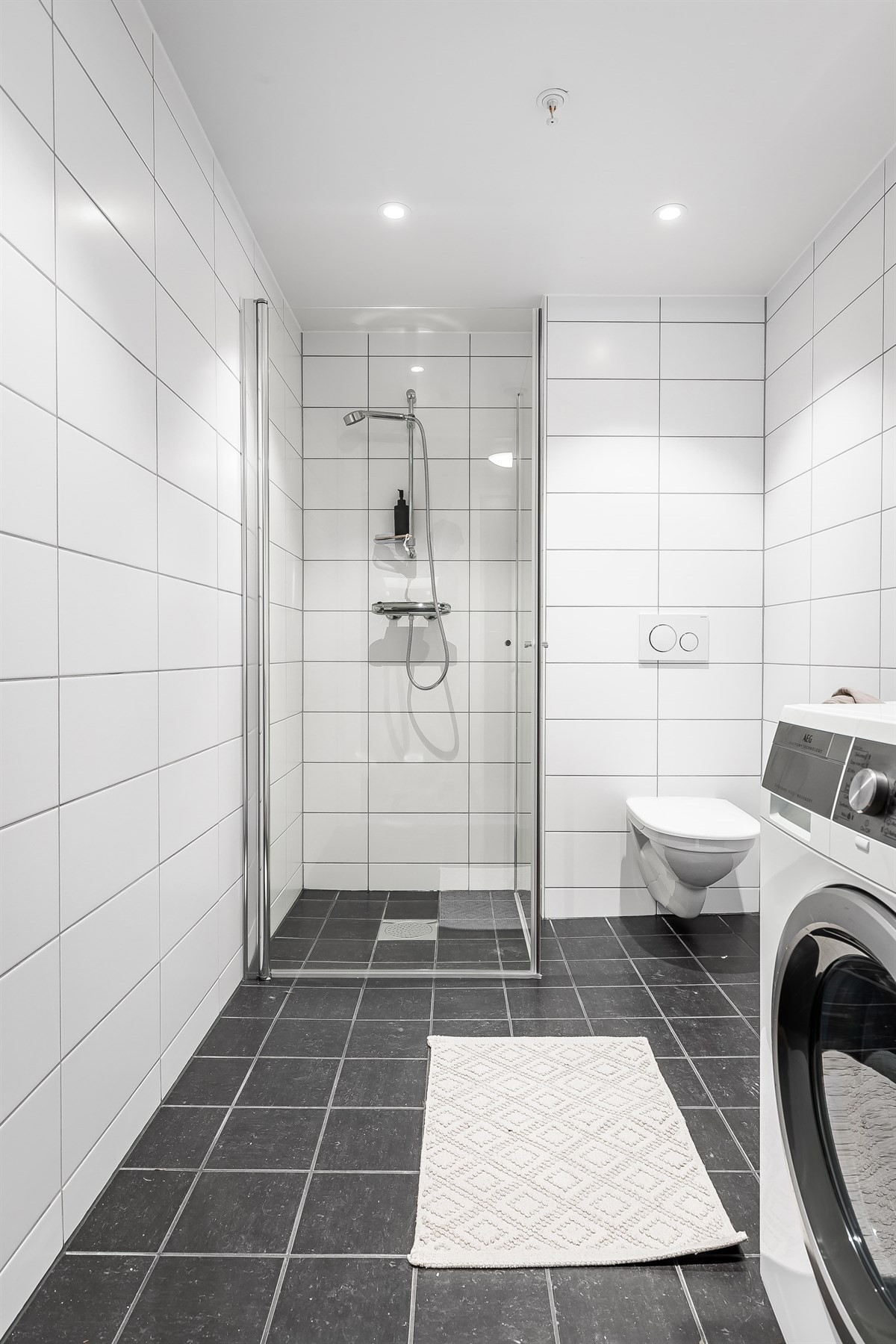Flislagt bad med gulvvarme, down-lights, WC og dusj