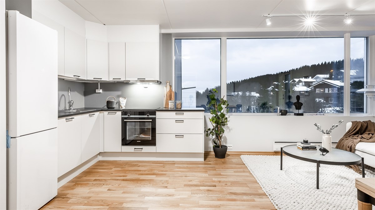 Flott hjørneleilighet med store vindusflater