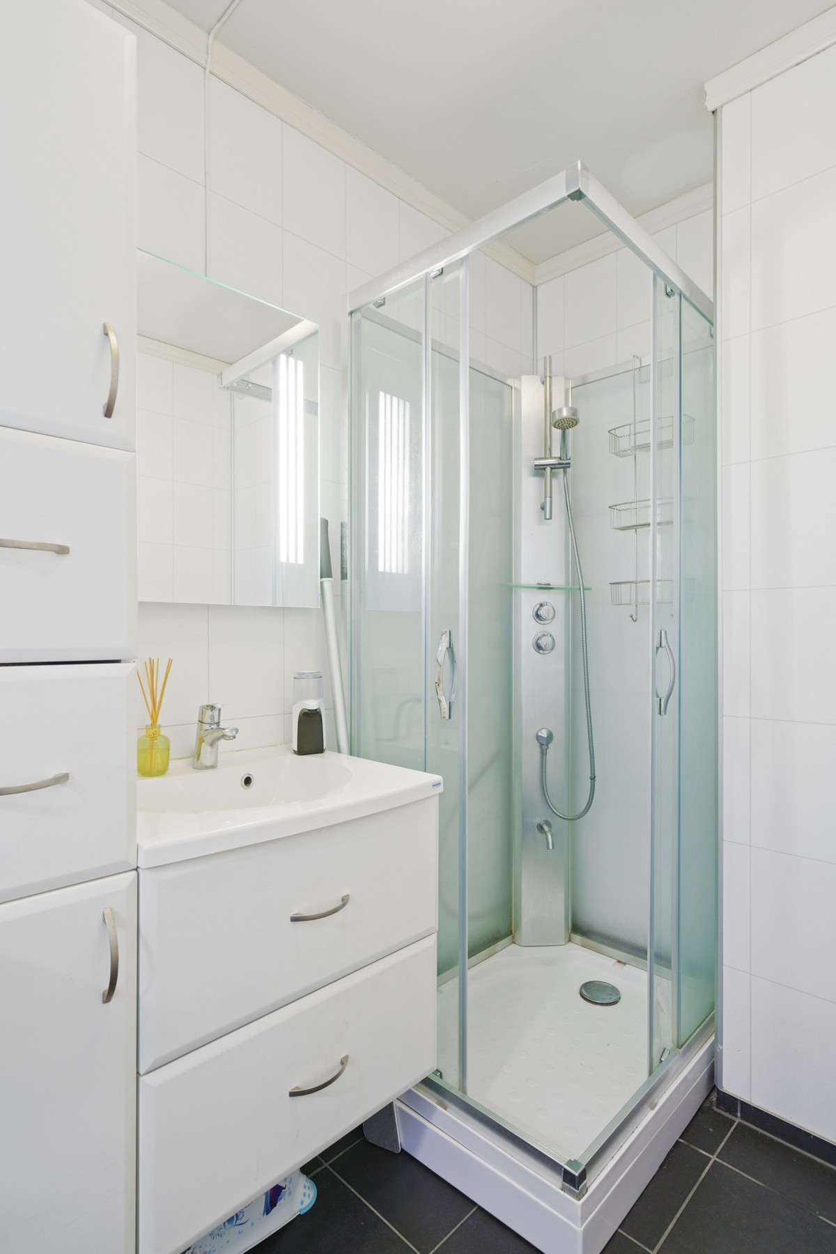 Badet har flislagt gulv med gulvvarme