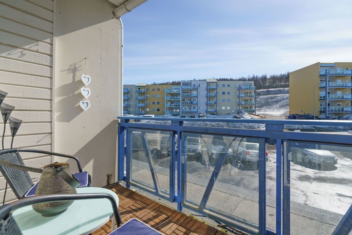 Boligen har en liten overbygd veranda med utgang fra soverom