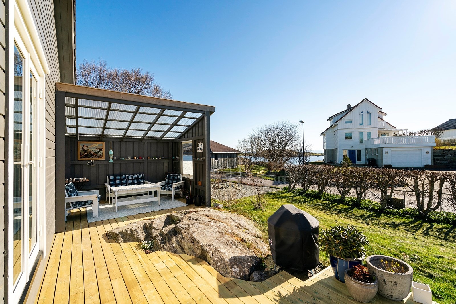 Det er oppført terrasse med overbygg Galleribilde