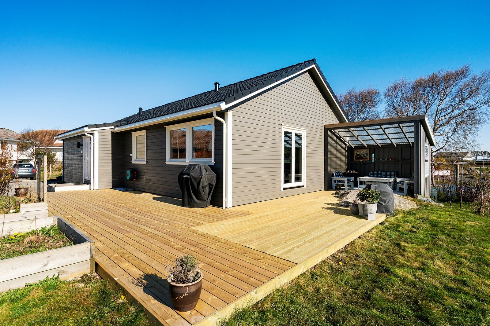 Det er stor terrasseflater rundt boligen Galleribilde