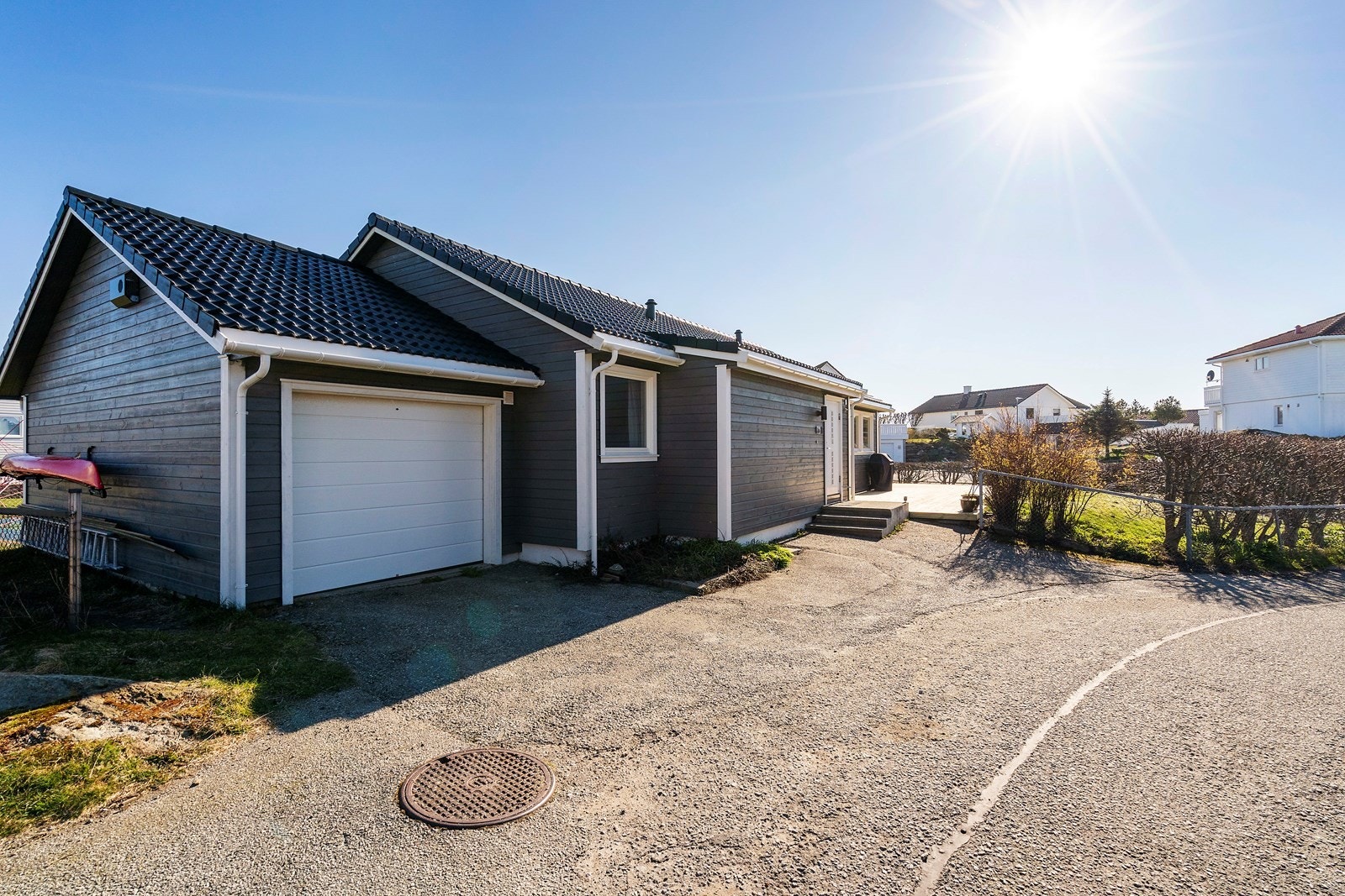 Bildet viser fasade fra inngangsparti - garasje Galleribilde