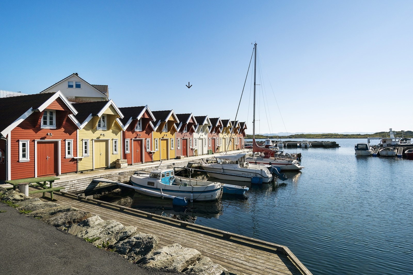 Det er naust og båtplass i Vollsøy båthavn Galleribilde