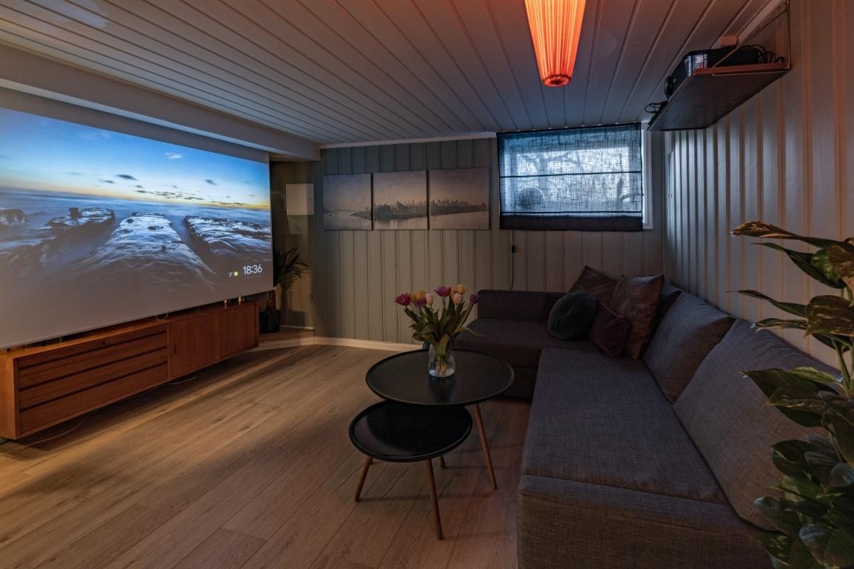 Samle familien til filmkvelder. Her er det mulig å stenge dagen ute for å se en god film sammen. Galleribilde