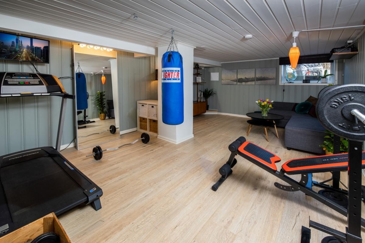 Det må være noe for alle. Allrom i underetasjen nyttes ogå som treningsrom, her har du mange muligheter. Galleribilde