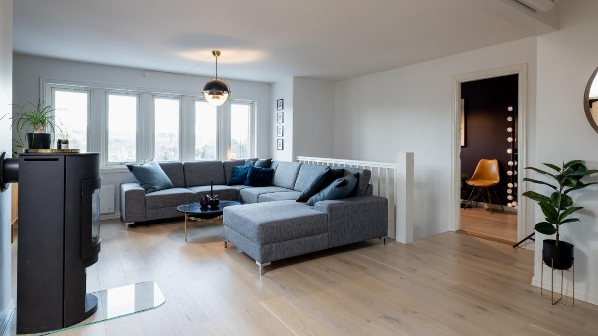 Nye vinduer i stuen. Fint med god plass og peis til å varme på kalde dager. Galleribilde