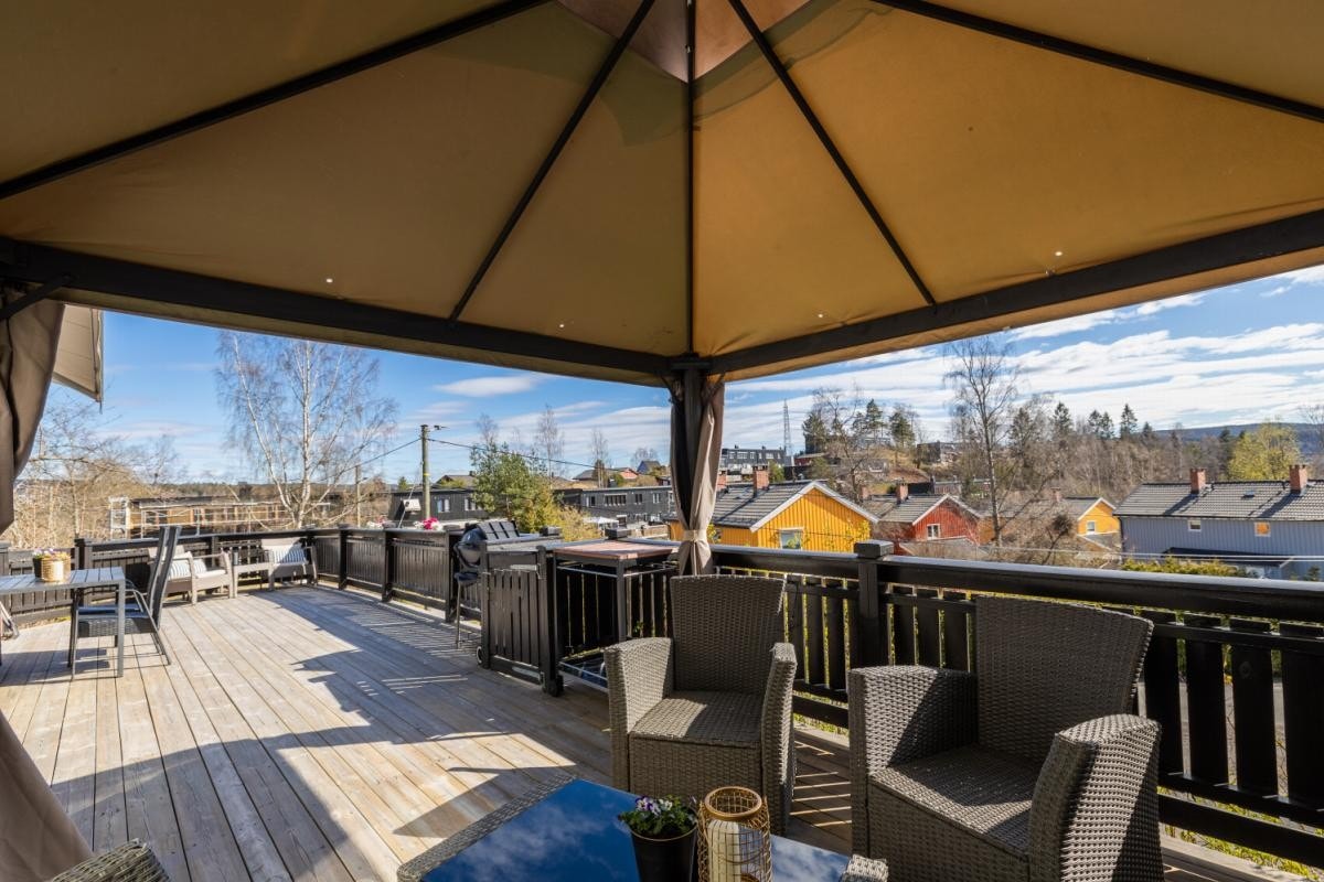 45 kvm terrasse med 2 porter, solrikt - lyst og skjermet uten innsyn. Galleribilde