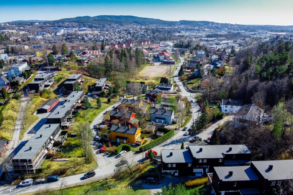 Fantastisk familieløsning i huset. Garasje med 2 naturlige parkeringplasser og 1 ekstra parkering rett utenfor døren. Galleribilde