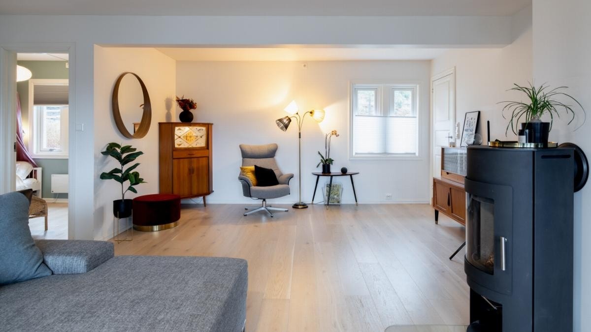 Gjennomgående stue, flotte lys og solforhold når huset ligger så høyt oppe. Galleribilde