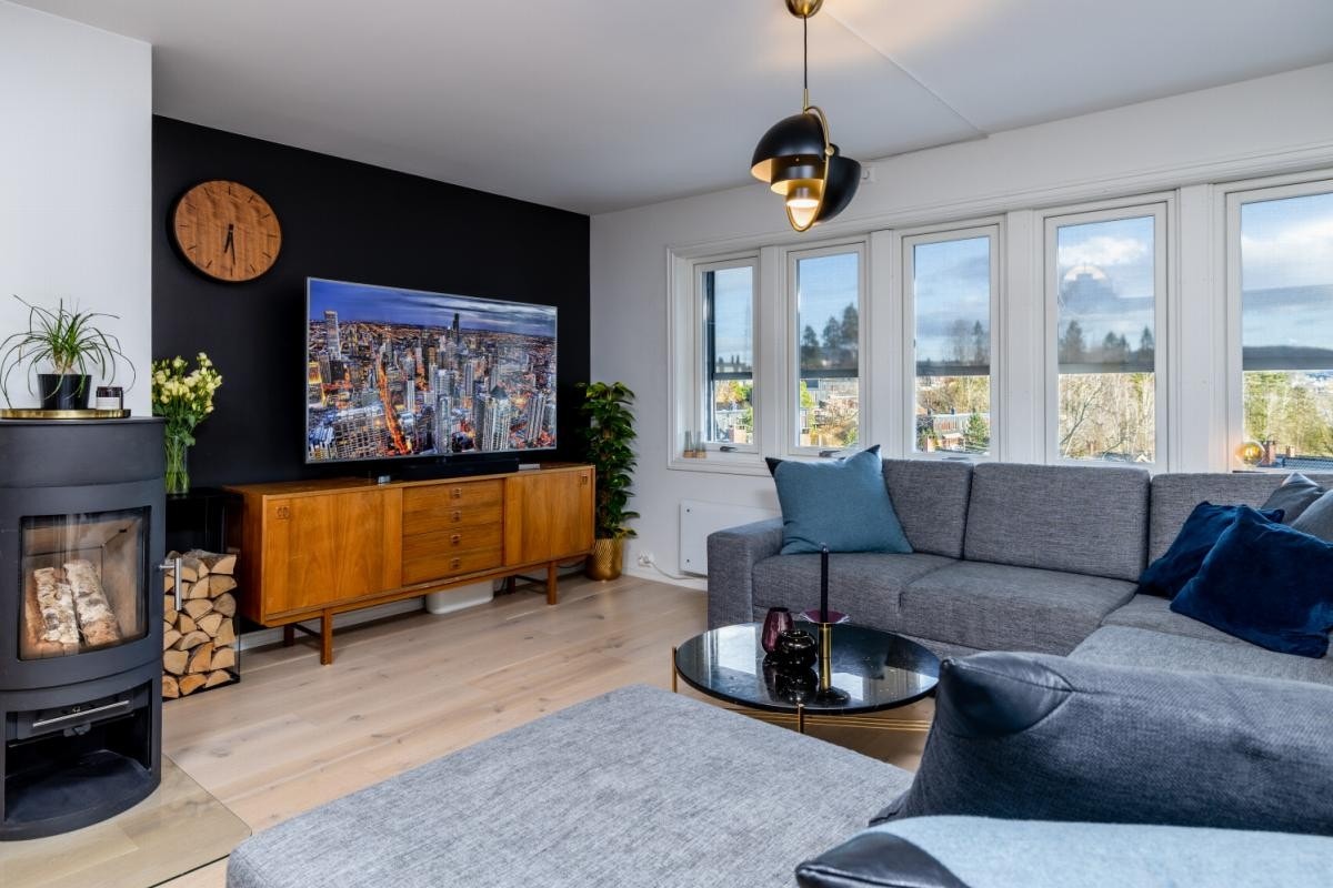 4 store vinduer. 1 stavs gulv, glatte og malte vegger. Isolerte yttervegger fra innsiden. Galleribilde
