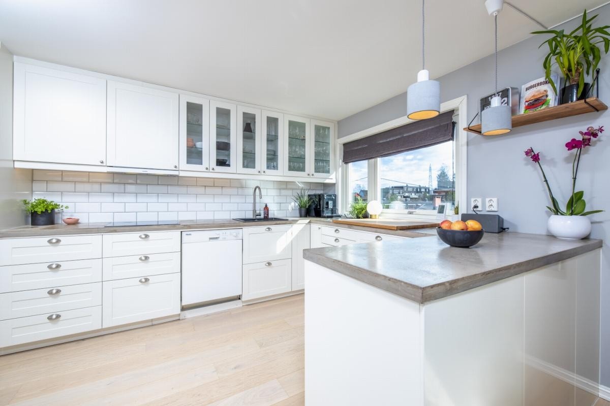 Ikea, godt planlagt kjøkken med integrerte hvitevarer. Heldekkende benkeplate i betong. Galleribilde