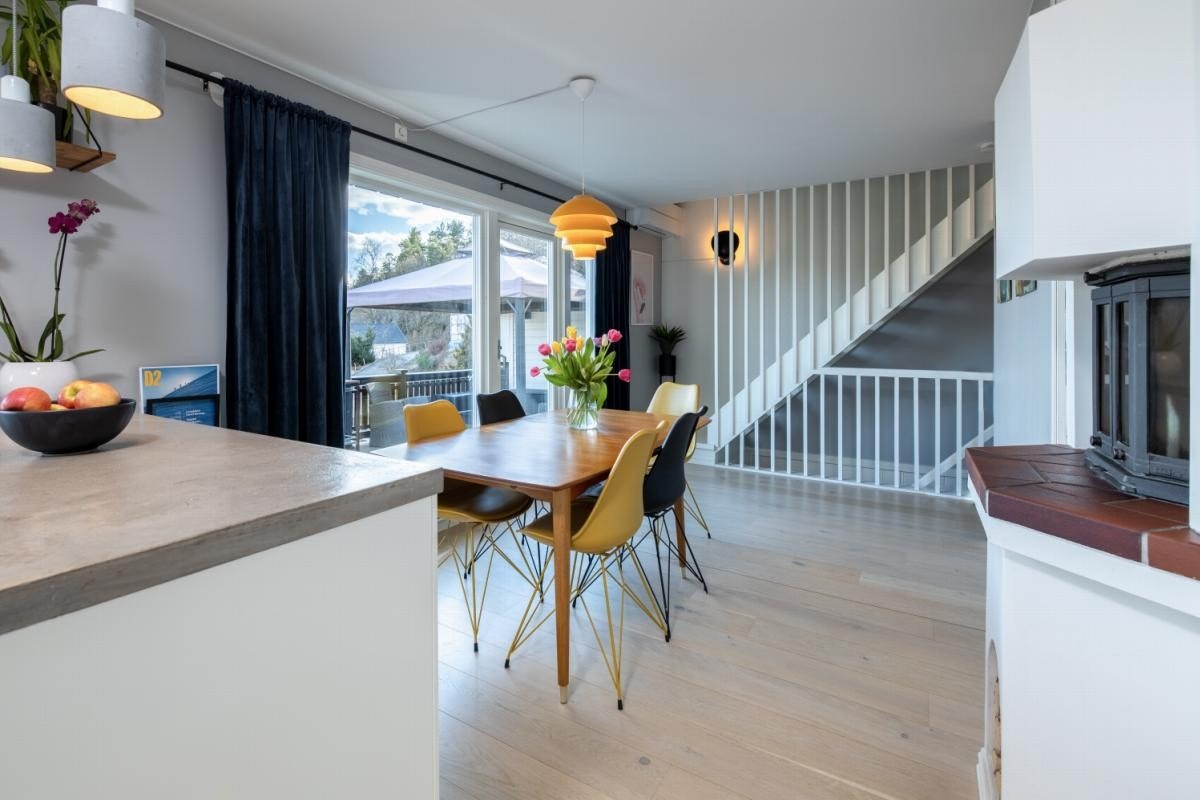 Store vindusflater og ny balkongdør i 2015. Åpent og lyst ut mot terrassen. Galleribilde