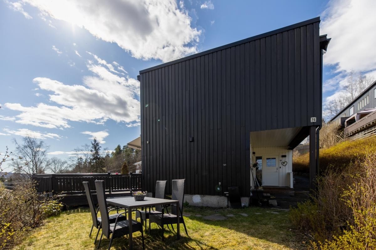Hage på gavlsiden av huset. Kjenn gresset under føttene, her har du din egen idylliske hage. Galleribilde
