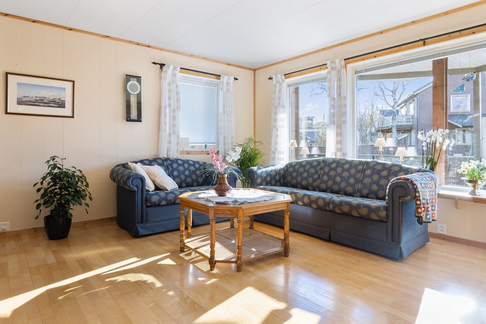 Stuen oppleves romslig og man har plass til flere sosiale soner. Galleribilde