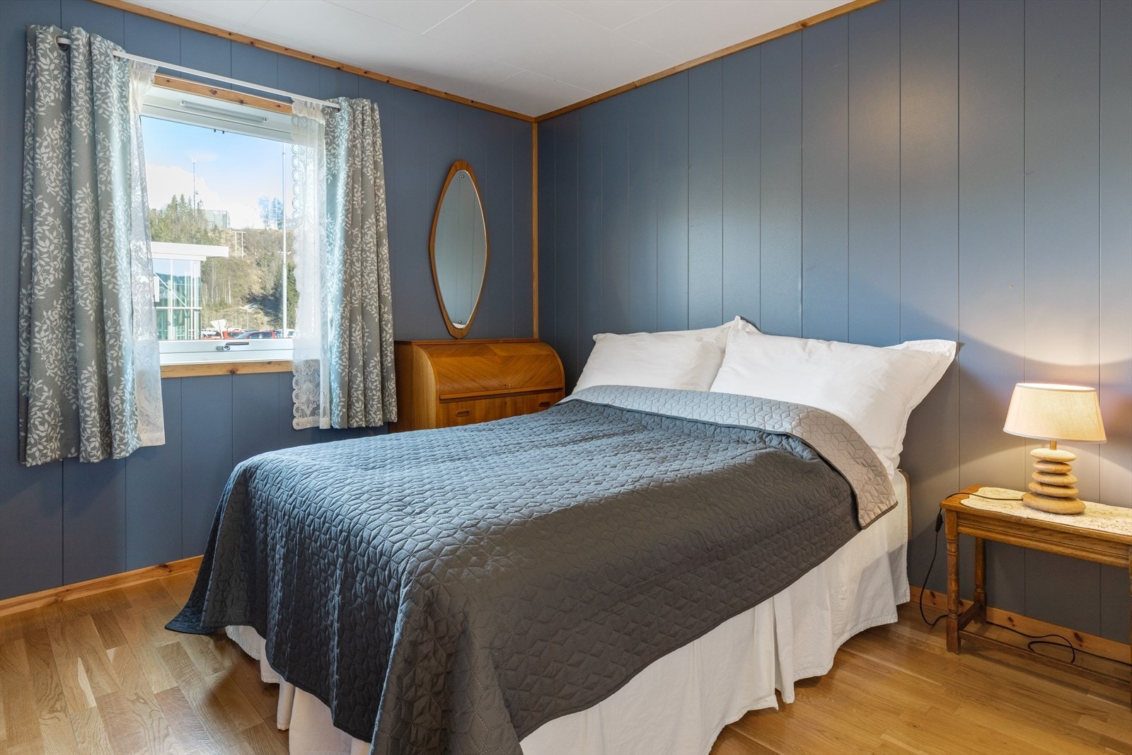 Soverommet er romslig og har god plass til seng og nattbord. Galleribilde