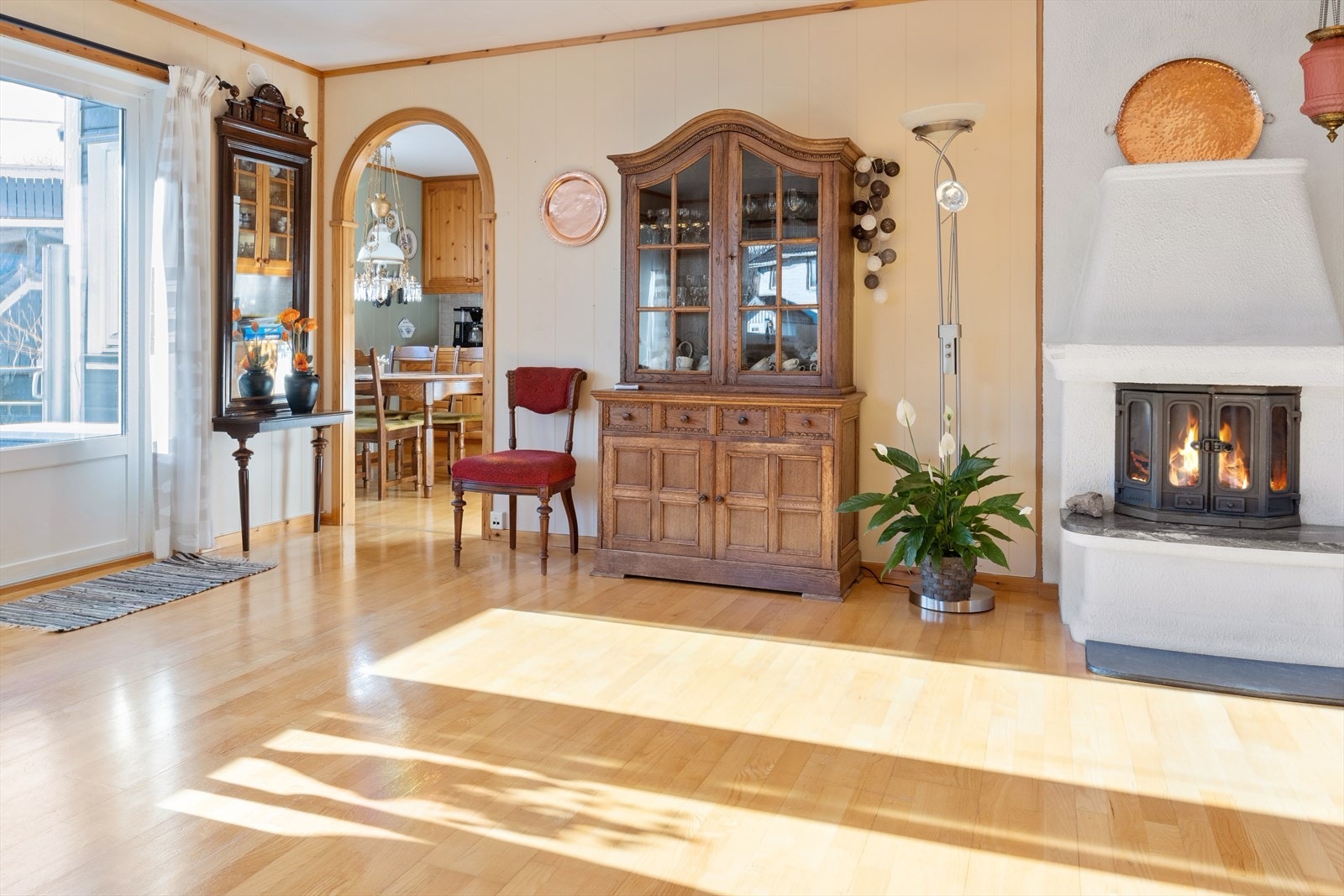 I stuen finner du en peis som kan skape hygge og varme på kalde vinterkvelder. Galleribilde