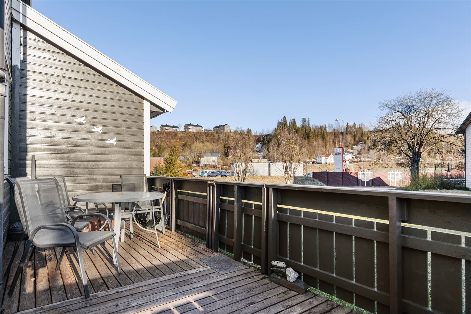 Leiligheten har en flott solrik markterrasse som bader i sol store deler av dagen. Galleribilde