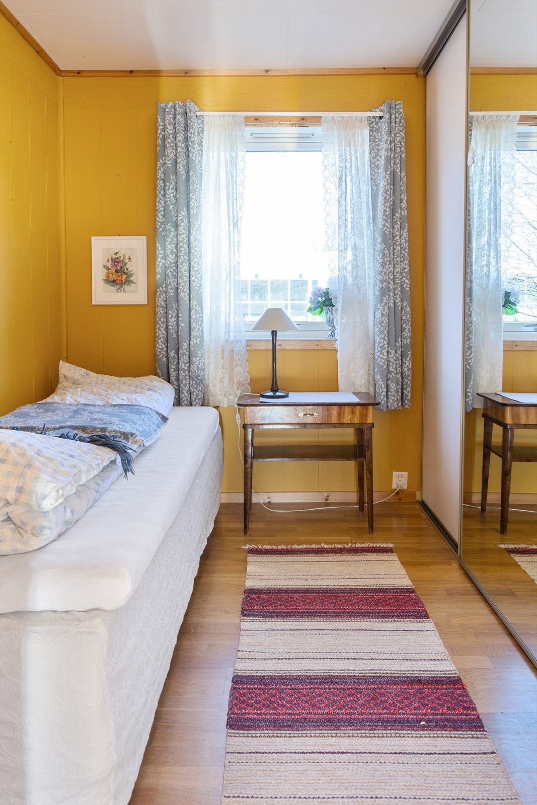 Soverom nummer to er også av god størrelse har en stor skyvedørsgarderobe. Galleribilde