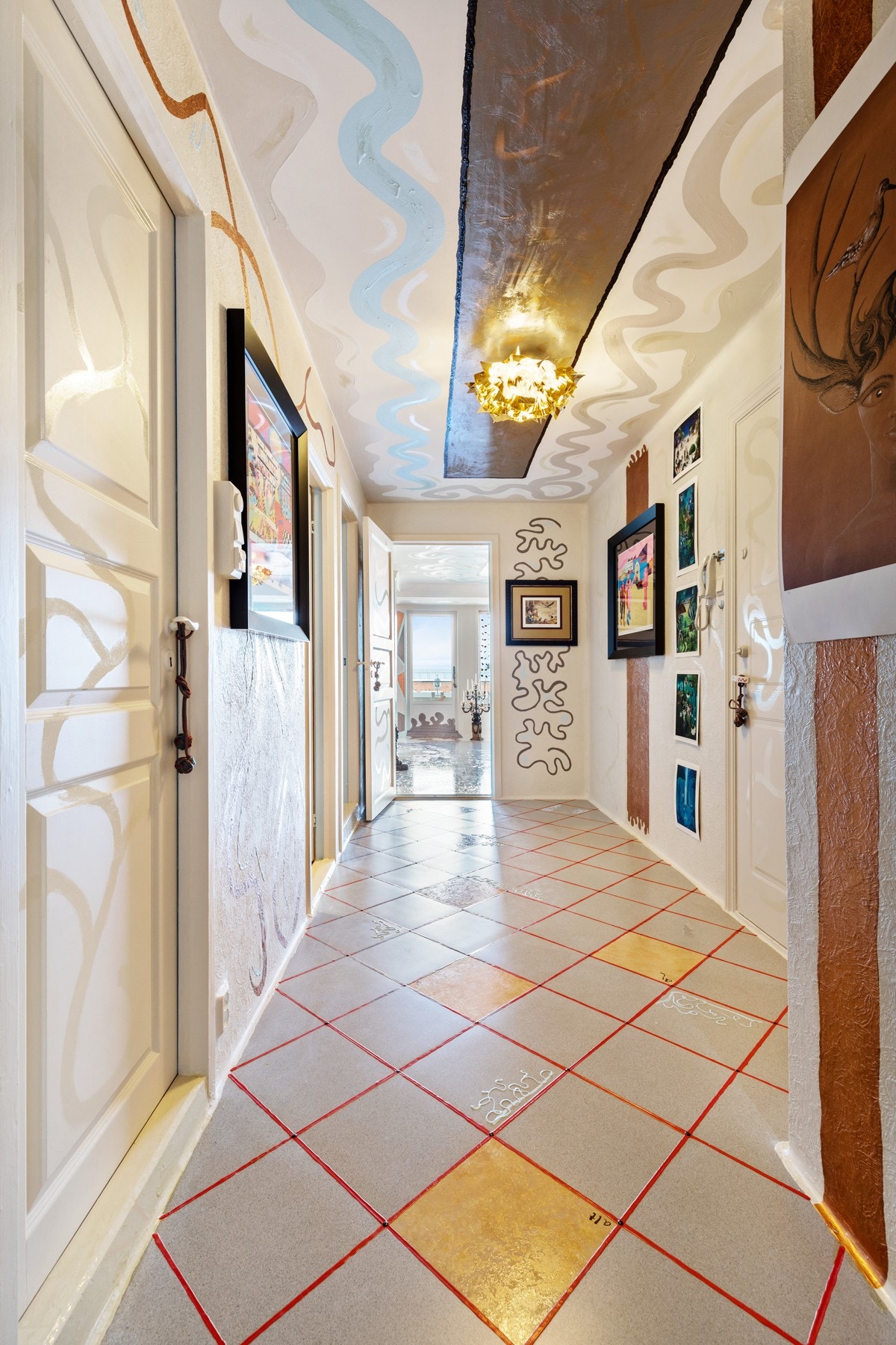 Gulvet er flislagt med Padang pacific - en flammet granitt fra Kina - en flott naturstein som setter et spesielt preg i ethvert rom. Nisjen i entréen ved soverommene er håndmalte. Galleribilde