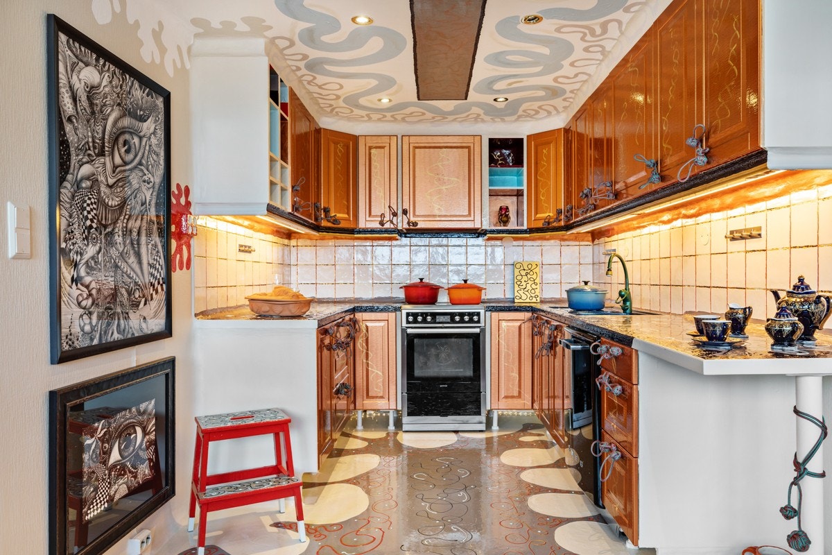 Kjøkkeninnredning med profilerte fronter, heltre benkeplate med dekormaling, oppvaskkum, plass for ventilator og opplegg for oppvaskmaskin. Galleribilde