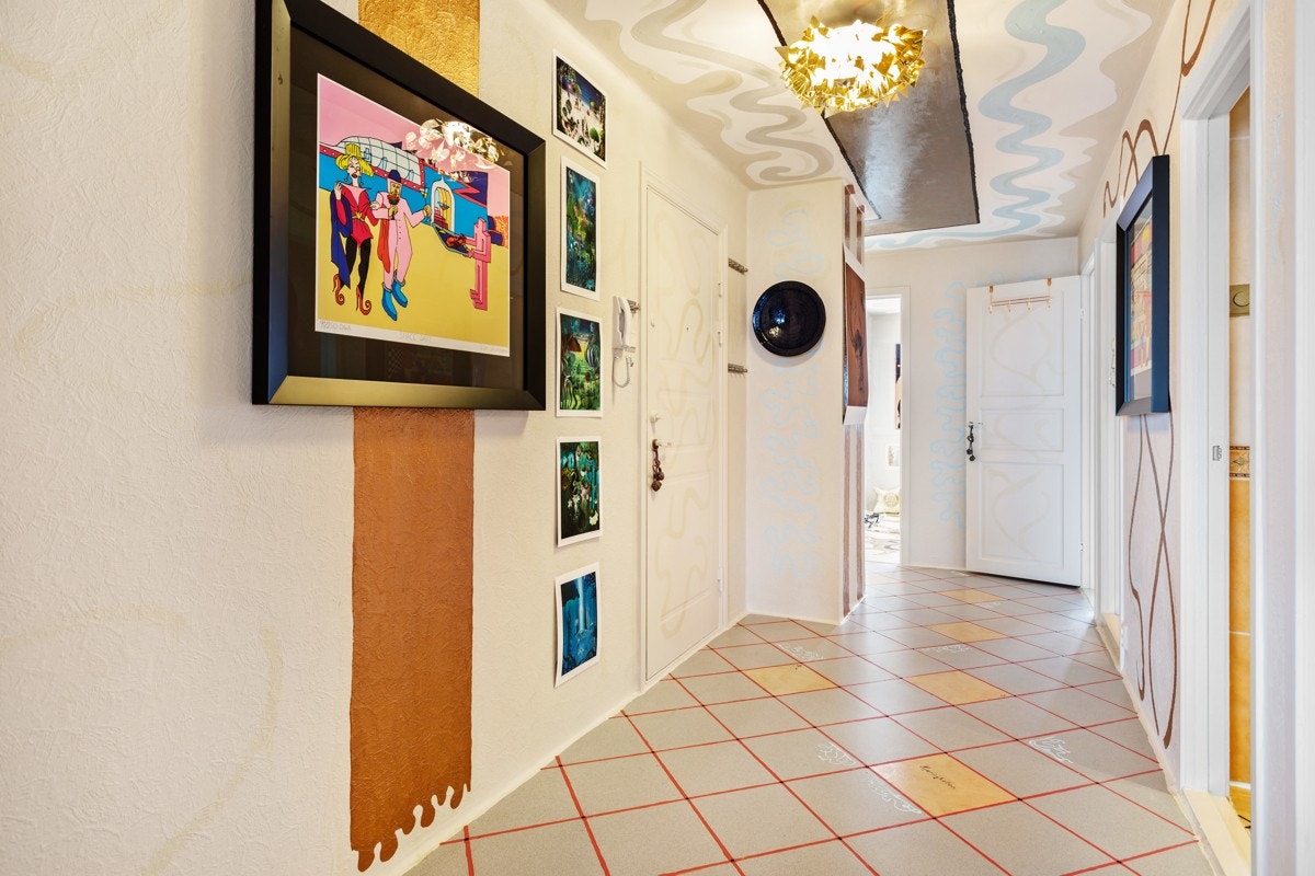 Romslig entré med garderobeskap. Galleribilde