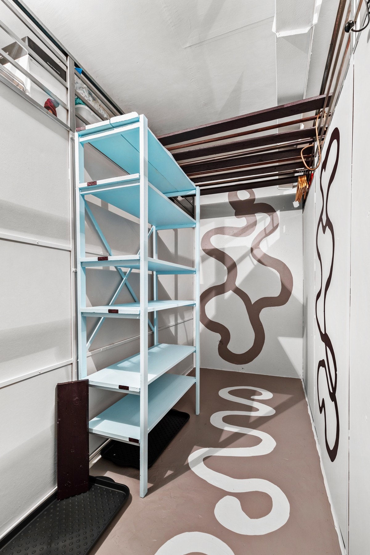 Leiligheten har bruksrett til egen bod på 3,7 m², samt et skap. Tilgang til fellesboder. Galleribilde