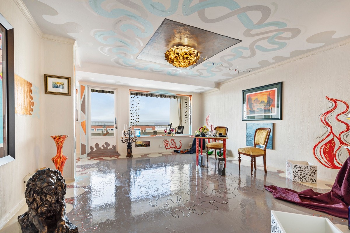 Planløsningen er svært praktisk, og byr på en innbydende entré, stue med delvis åpen kjøkkenløsning, tre soverom, bad, separat toalett samt et eget vaskerom. Galleribilde