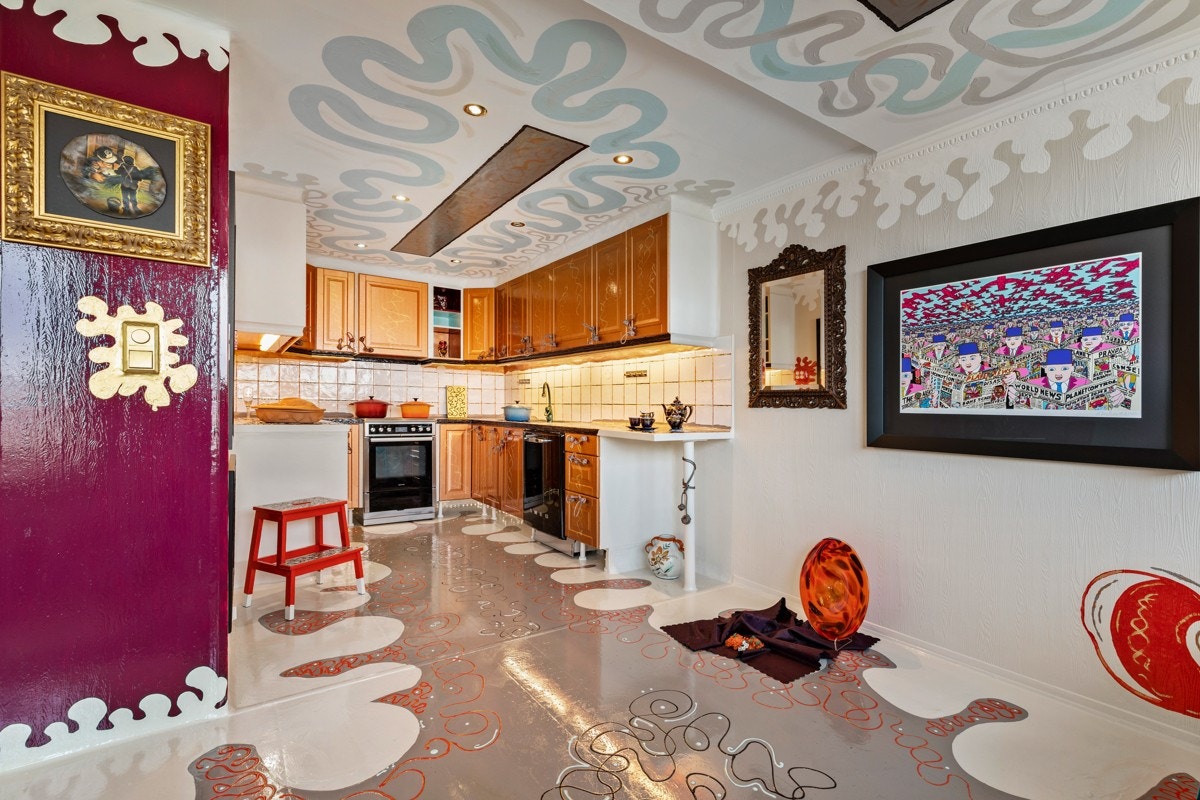 Kjøkkenet byr på en fin kombinasjon av skap- og benkeplass, som gjør det enkelt å tilberede ethvert måltid. Galleribilde