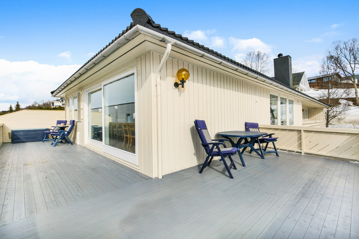 Fra stue er det utgang til syd og vestvendt veranda på hele 40 kvm!