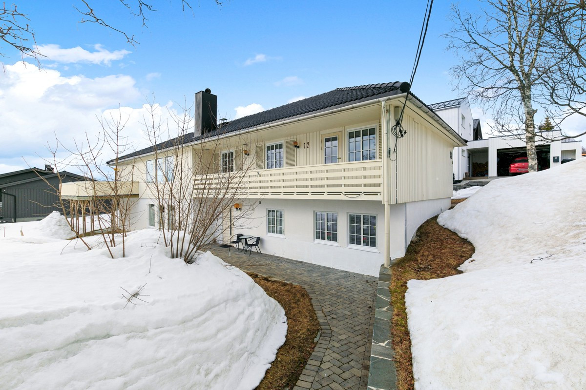 Tomten er på over 1 mål og gir rom for god parkering i innkjørsel, samt rom for lek/hobby i hage