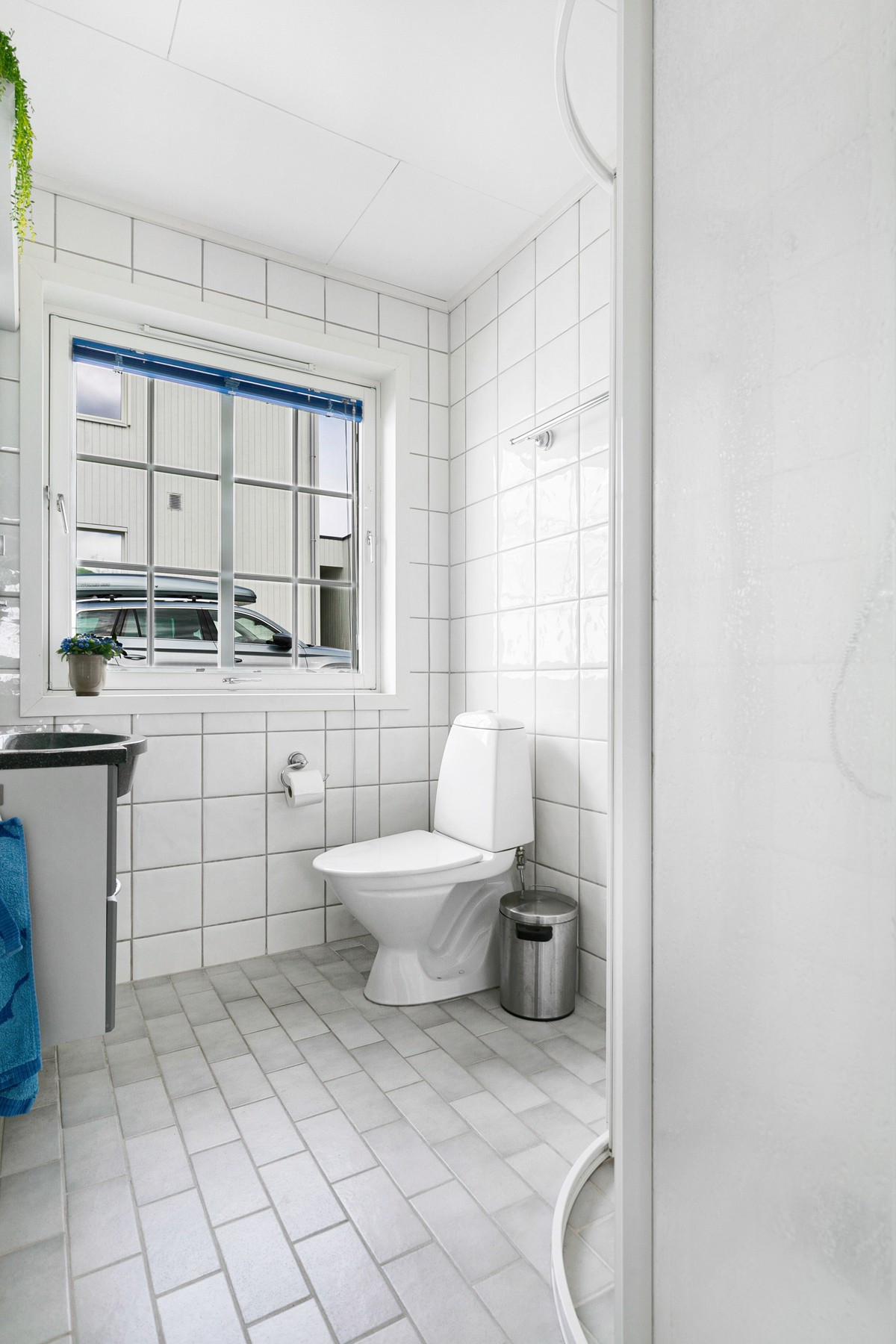 Bad nr. 2 inneholder wc, servant og dusj - med tilgang fra gang