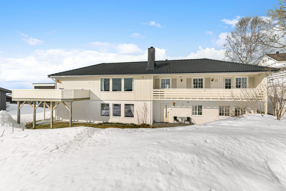 Svært innholsrik villa med stor tomt og attraktiv beliggenhet!