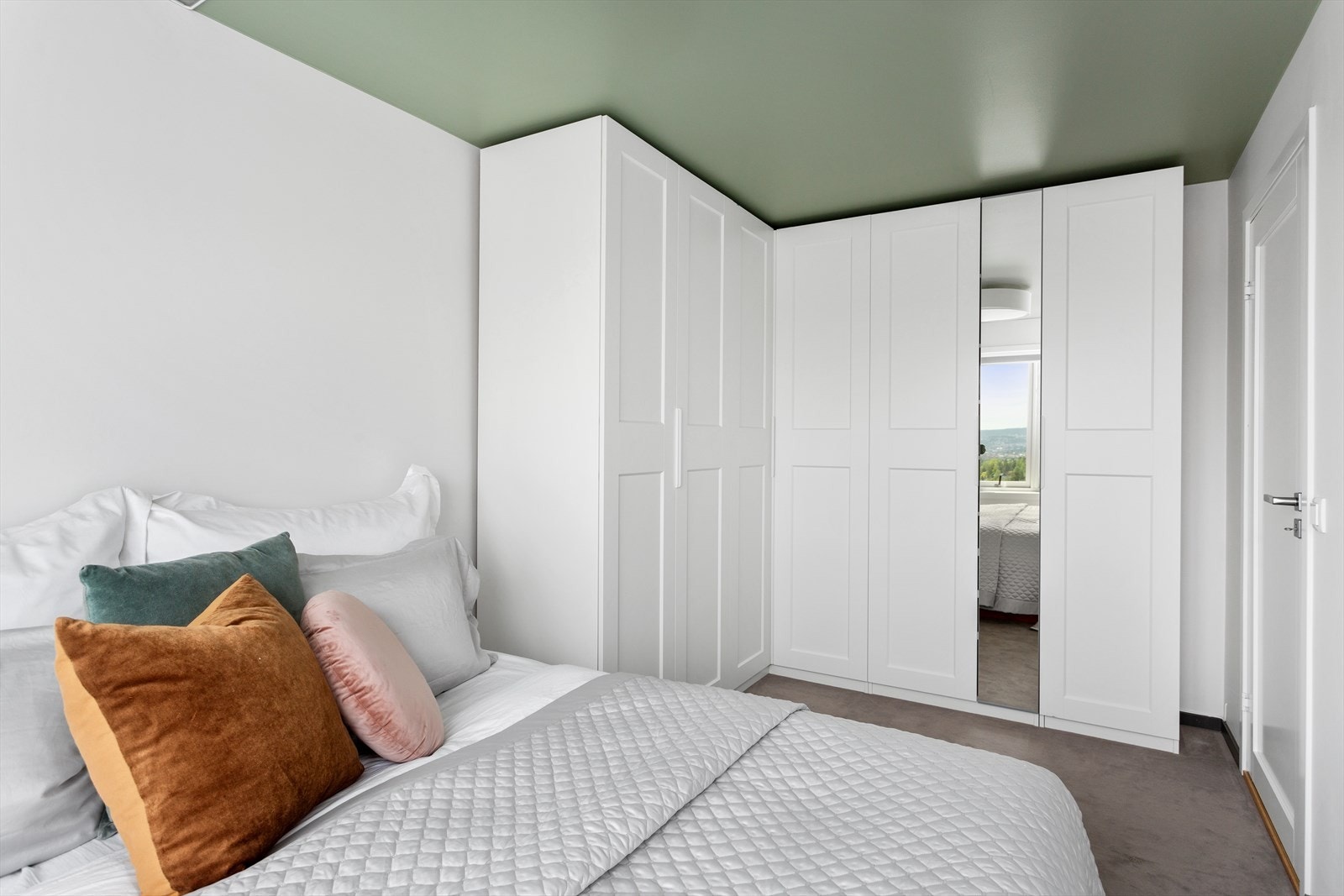 I soverom 4 er det god lagringsplass i garderobeskap med hvite fronter. Galleribilde