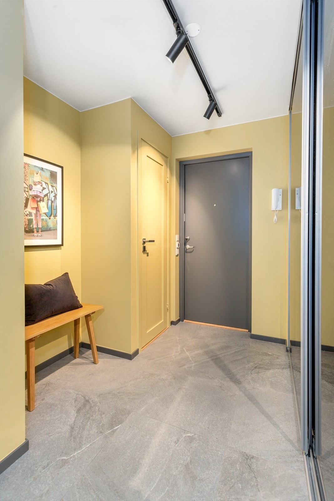 Entréen har fin nisje for sittebenk samt tilgang til praktisk kles-/og lagringsbod. Dørcalling. Galleribilde
