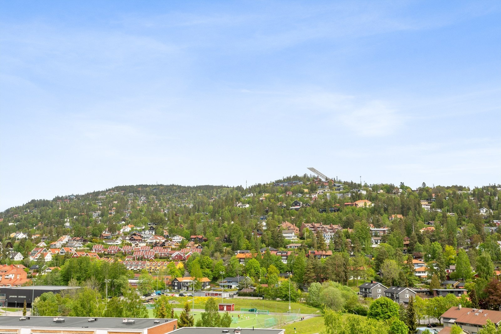 Utsiktsforholdene er unike og kan oppleves fra 3 sider. Her fra balkongen mot Holmenkollåsen. Galleribilde