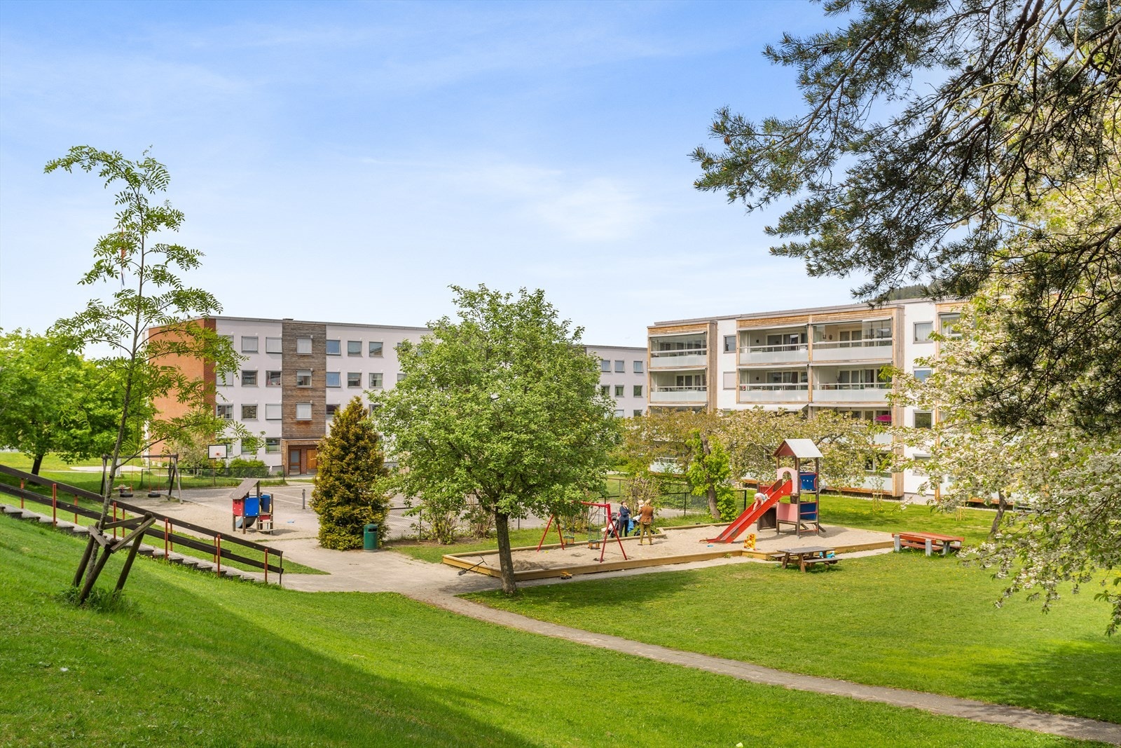 Området er svært trivelig og barnevennlig med grønne fellesarealer og lekeplasser. Galleribilde