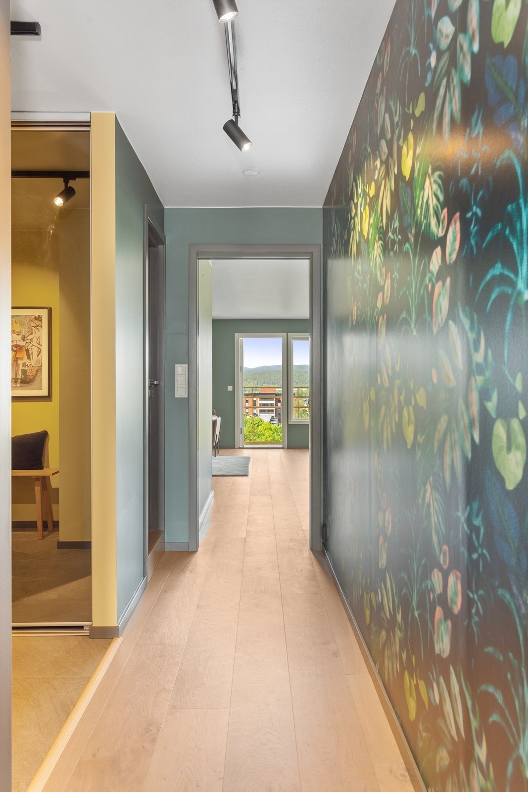 Gang mot entré, bad 2 og stuen. Stilig veggtapet og belysning. Galleribilde