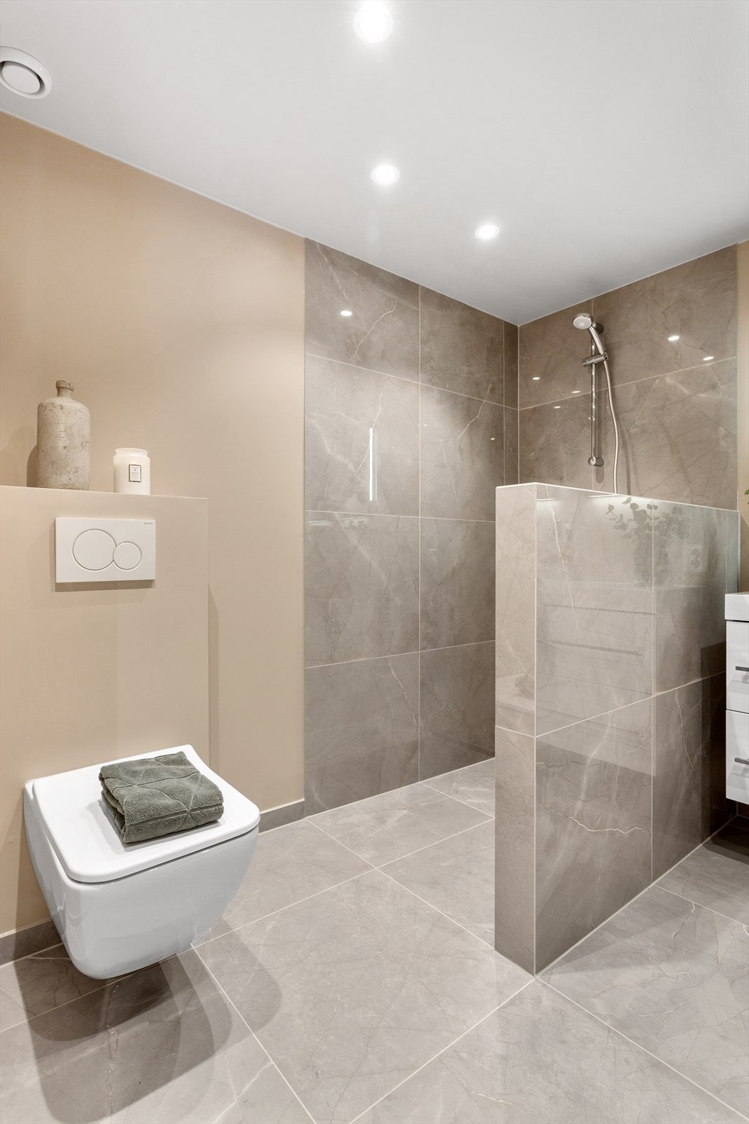 Moderne og svært delikat! Flislagt gulv og vegg ved dusjsone. Vegghengt wc. Forøvrig malte vegger i en behagelig og innbydende farge. Downlights i taket. Galleribilde