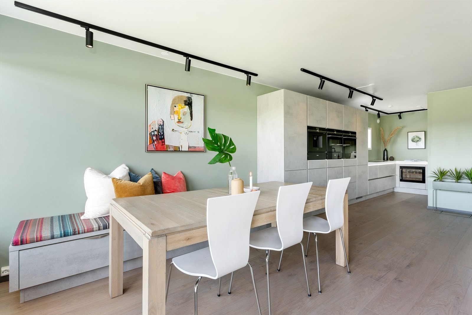 Spisestue tilknyttet kjøkkenet. I bakgrunn ligger en lekker kjøkkeninnredning med alt du kan ønske deg. Galleribilde