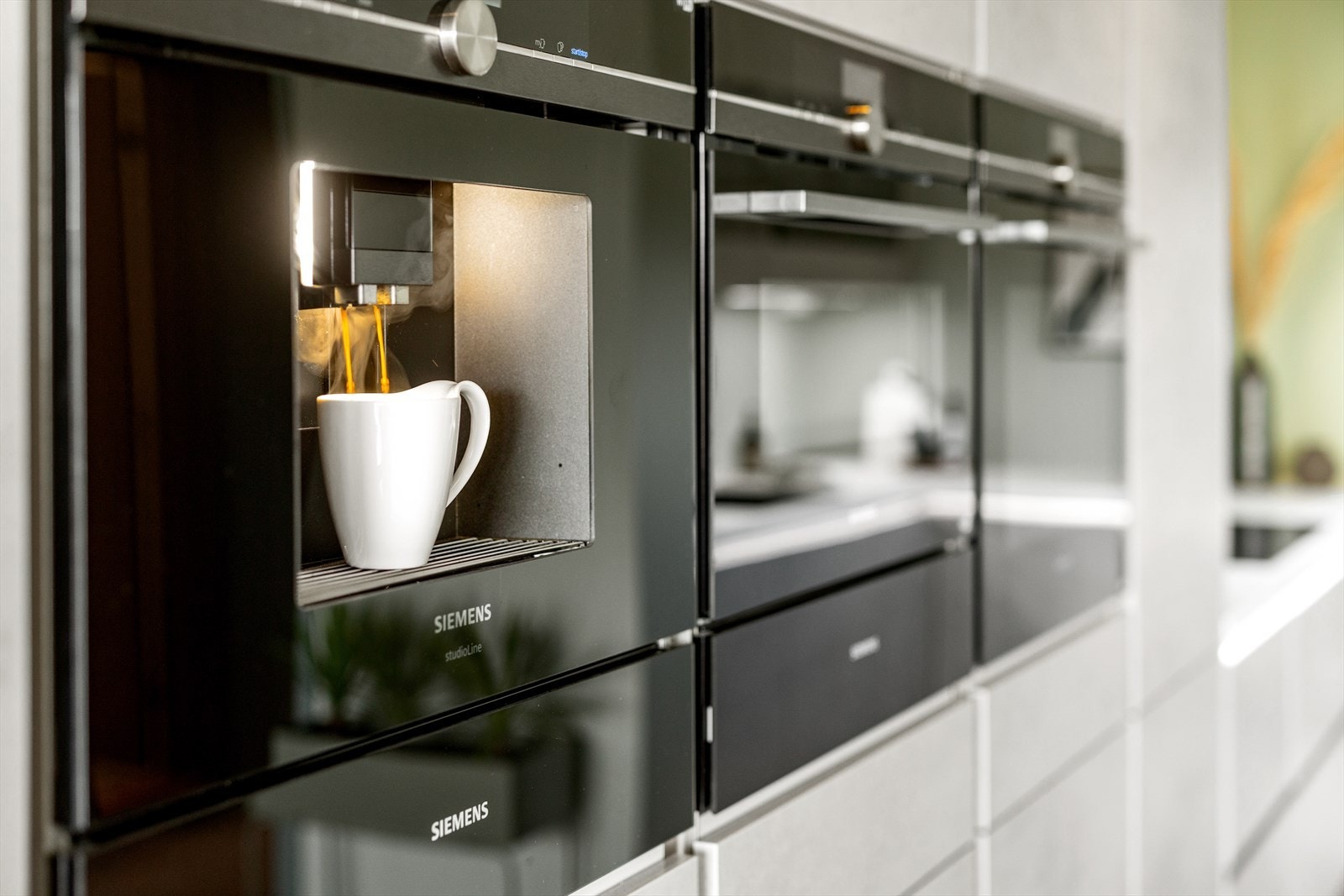 Påkostede Siemens Studioline integrerte hvitevarer som komfyr, kombinert komfyr og mikro, kaffemaskin, oppvaskmaskin, kjøleskap og kombinert kjøleskap/fryser. Det er også integrert vinskap. Galleribilde