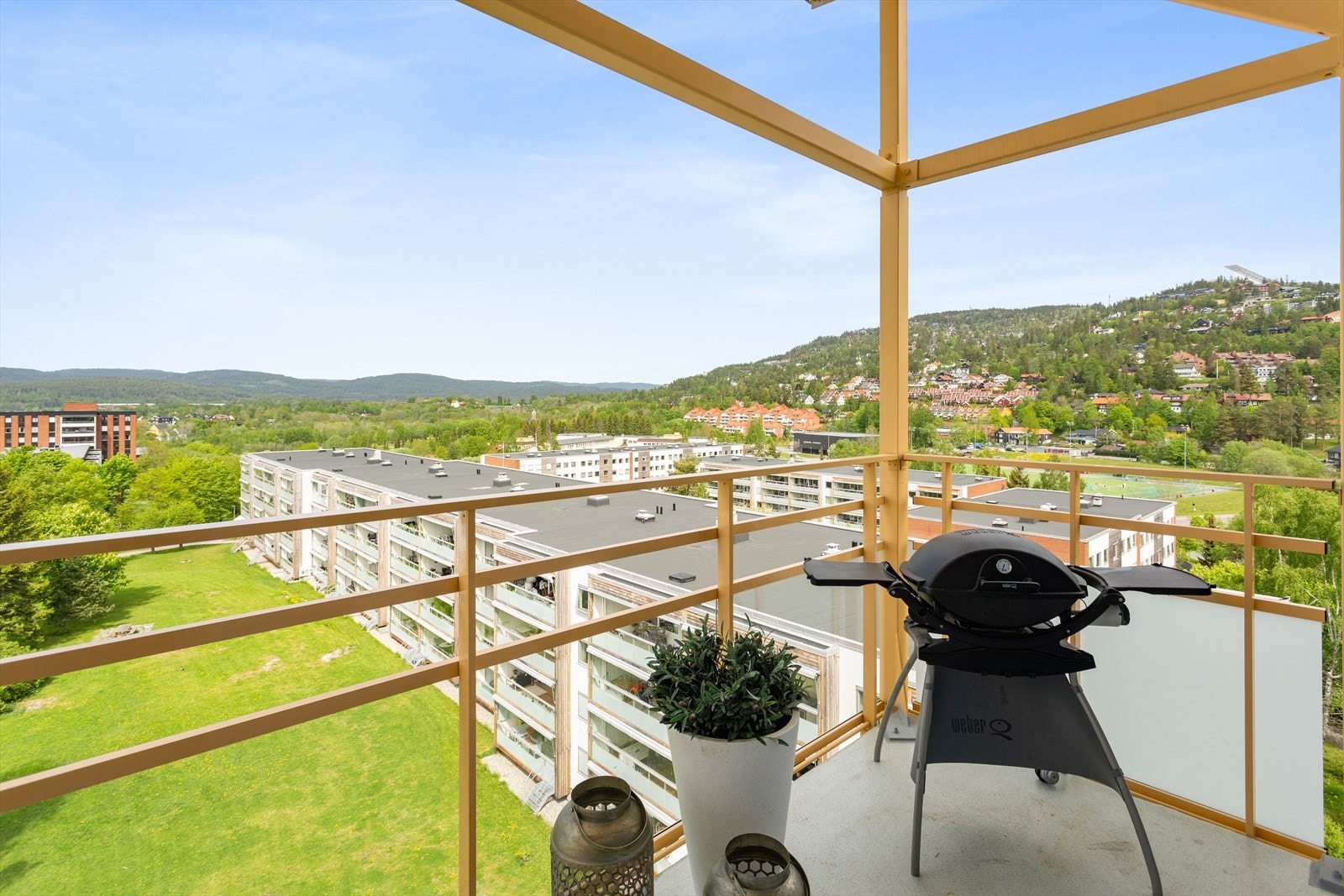 Balkongen ligger høyt og fritt i bygningens toppetasje. Galleribilde