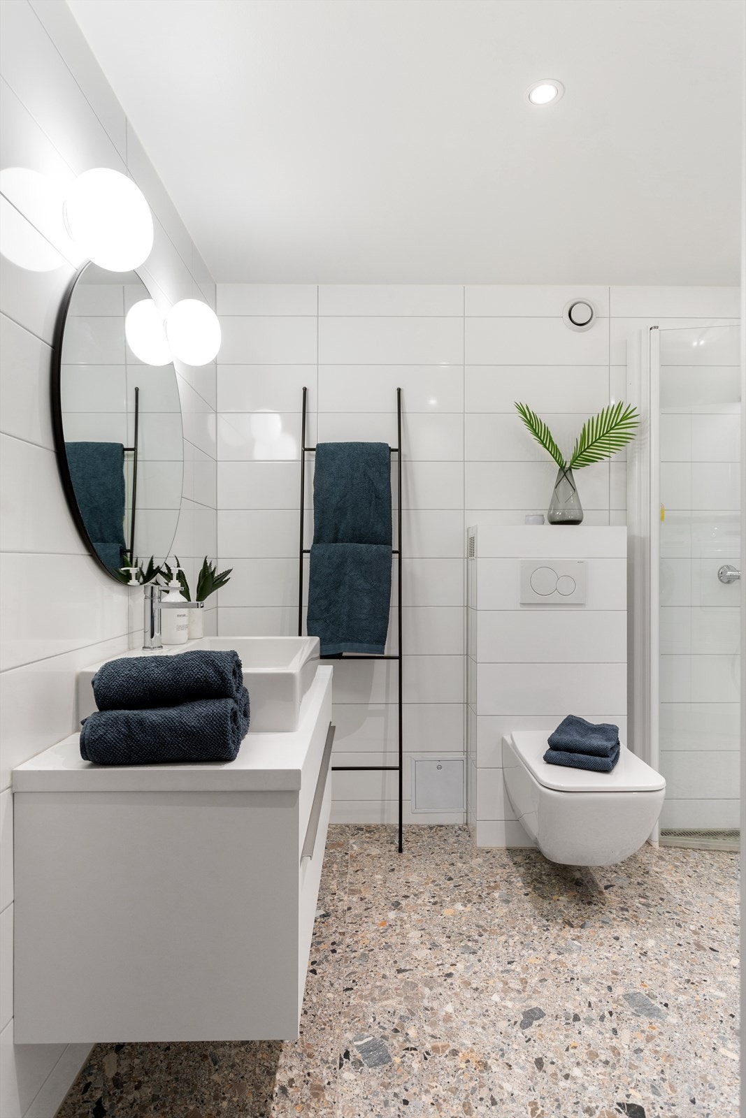 Bad 2: Lekkert og romslig baderom fra 2019/20 med flotte gulvfliser og hvite veggfliser. Galleribilde