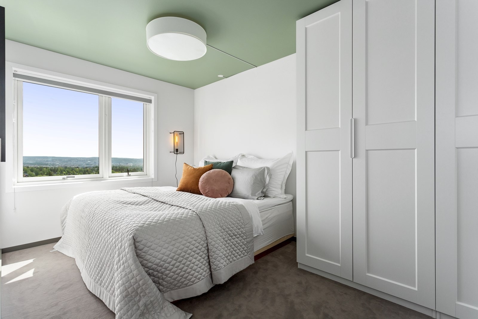 Romslig hovedsoverom (4). Behagelig teppelagt gulv og malte tak- og veggflater. Fin plass til dobbeltseng. Galleribilde