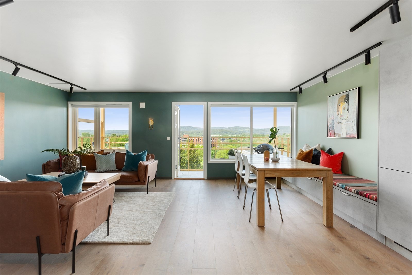 Stuen/spisestuen er et åpent og sosialt rom med god plass til sofaseksjon og spisestue tilknyttet kjøkkenet. Galleribilde