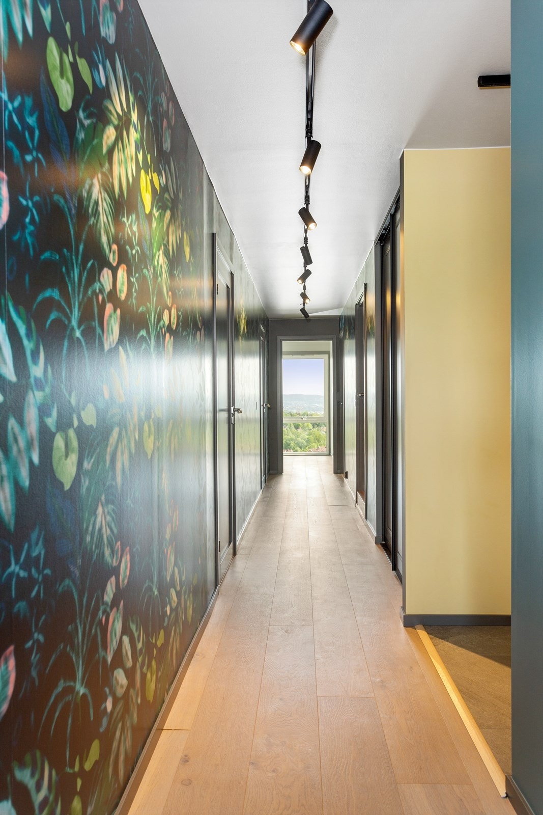 Gang mot soveromsavdelingen og bad 1. Stilig veggtapet og spottskinne i sort finsish. Galleribilde