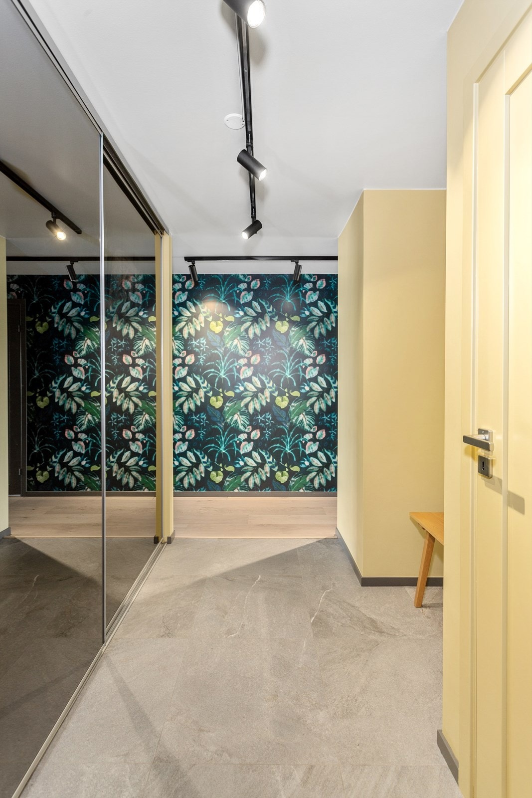 Velkommen inn! Det første som møter deg er en trivelig entré med flislagt gulv og romslige skyvedørsgarderobe. Galleribilde