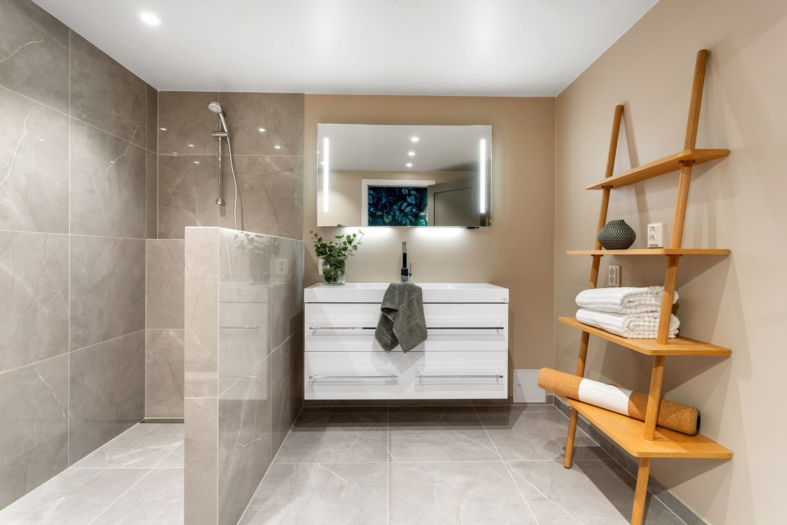 Bad 1: Lekkert og romslig flislagt baderom fra 2019/20. Flott baderomsmøbel og veggspeil med belysning fra Linn Bad. Galleribilde