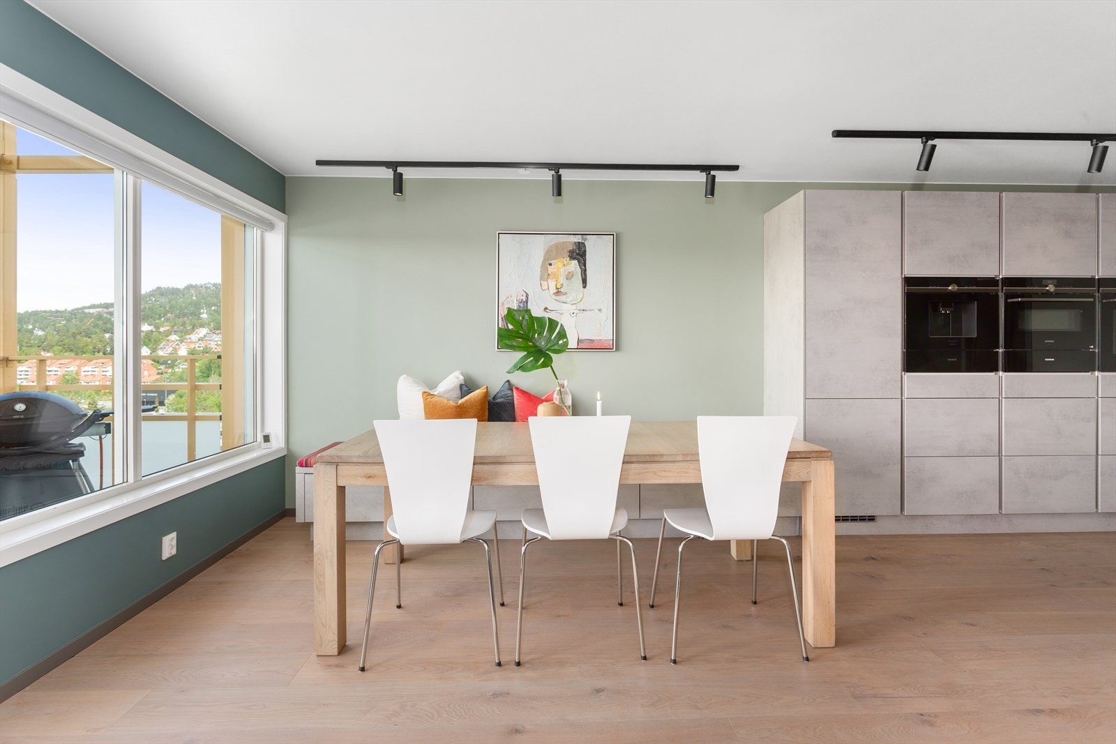 Ved kjøkkenet har man plass til spisestue tilknyttet praktisk plassbygget sittebenk tilpasset med madrass/pute for komfort. Galleribilde