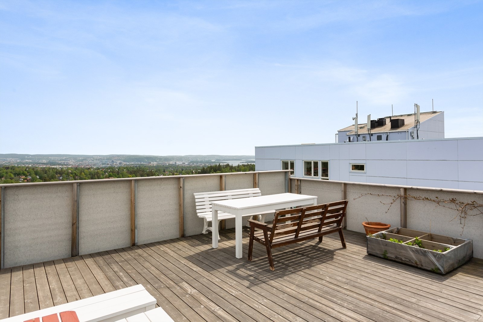 Fra felles takterrasse med flotte sol- og utsiktsforhold. Galleribilde